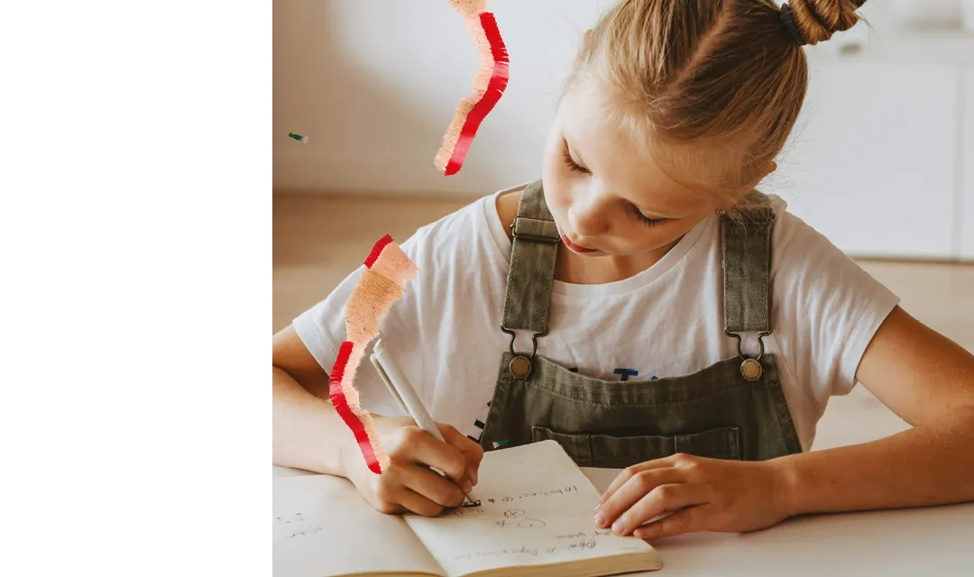 Ein Kind schreibt konzentriert in ein Heft am Tisch, mit dekorativen Bleistiftspänen im Bild.