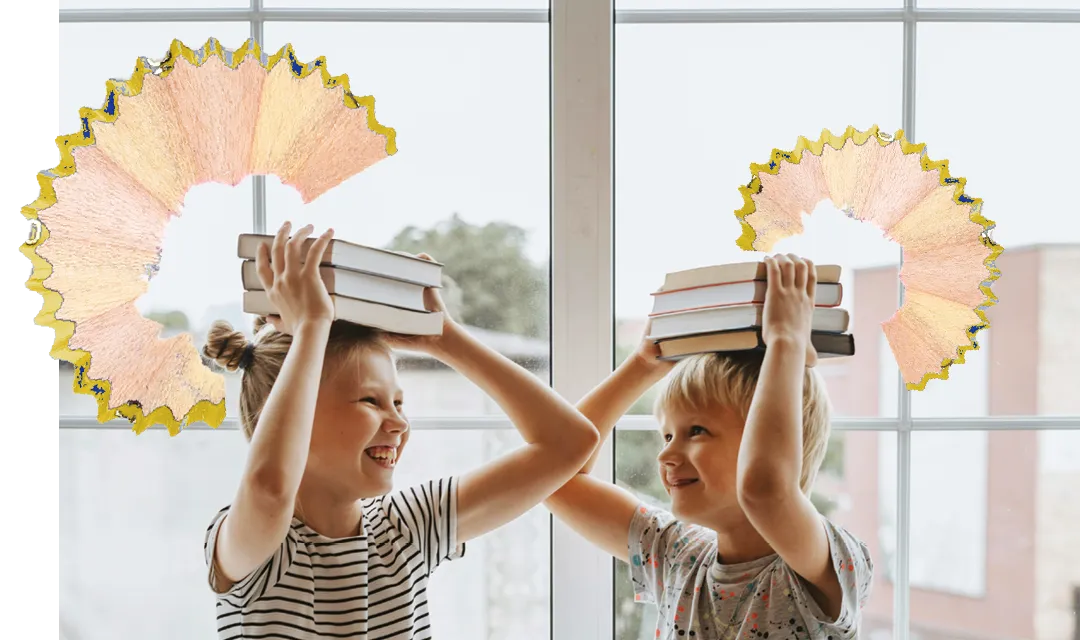 Zwei Kinder lachen und balancieren Bücher auf ihren Köpfen vor einem Fenster, ergänzt durch große Bleistiftspäne.