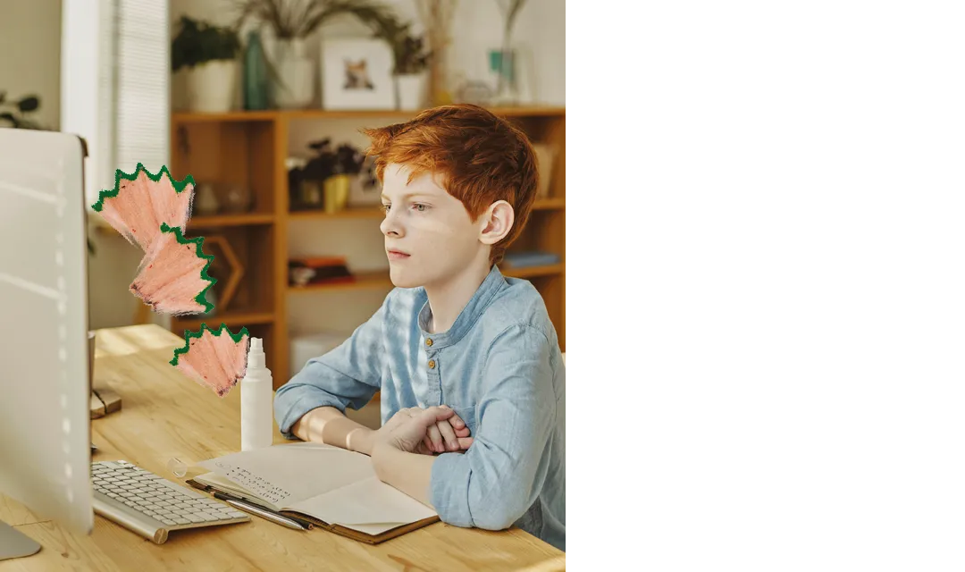 Ein Junge mit roten Haaren sitzt konzentriert vor einem Computer an einem Schreibtisch mit Notizbuch und Tastatur, ergänzt durch dekorative Bleistiftspäne.